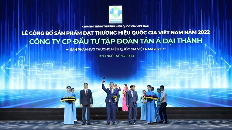 Ông Nguyễn Anh Tú, Phó TGĐ Thường trực Tập đoàn Tân Á Đại Thành nhận biểu trưng Thương hiệu Quốc gia Việt Nam