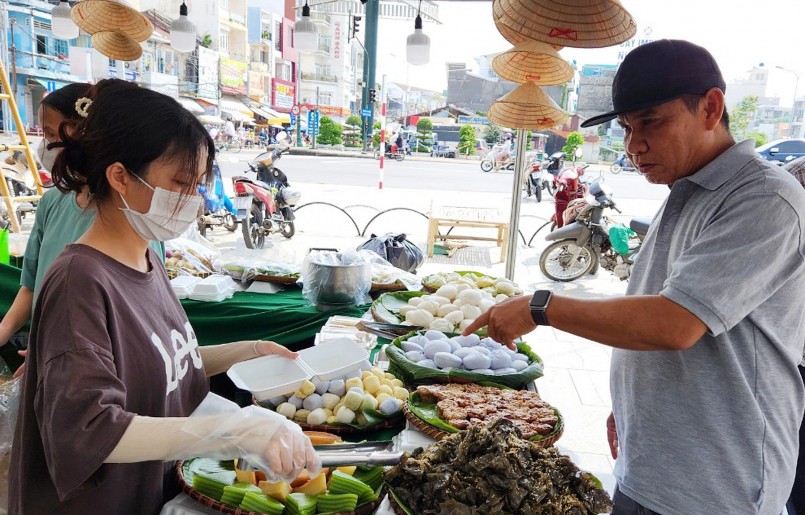 Du khách chọn mua các loại bánh dân gian trước giờ khai mạc lễ hội. Đây là lần thứ 3 tỉnh Sóc Trăng tổ chức liên hoan ẩm thực đường phố.