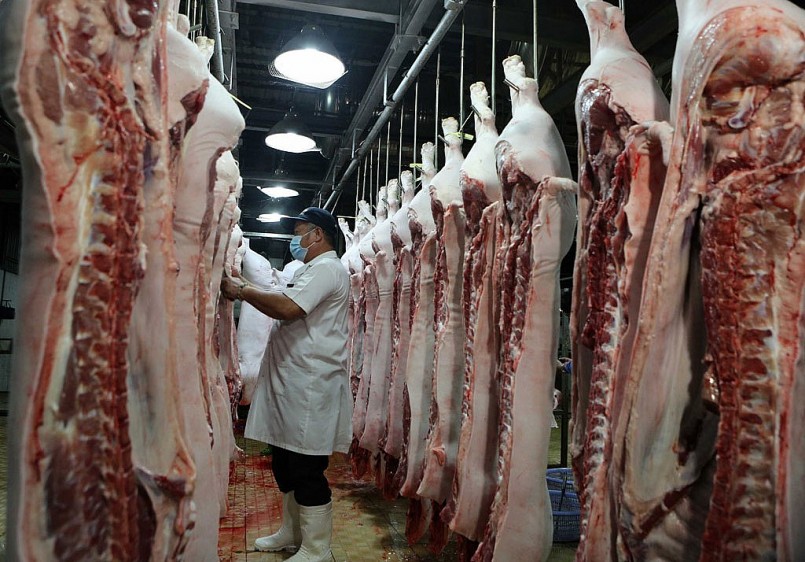 Thị trường thịt heo VN nguồn cung lại dư thừa, sức mua yếu, giá giảm gây thua lỗ cho người chăn nuôi.