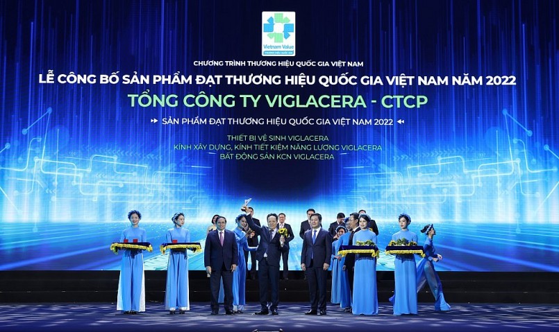 Ông Hoàng Kim Bồng - Phó Tổng giám đốc Tổng công ty Viglacera đại diện Tổng công ty Viglacera - CTCP vinh dự nhận giải thưởng này 