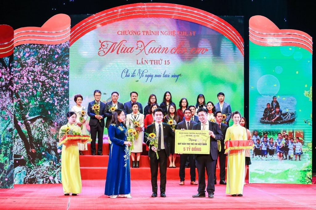 Phó Tổng Giám đốc Đỗ Quang Vinh đại diện Ngân hàng SHB đã ủng hộ 5 tỷ đồng cho Quỹ Bảo trợ Trẻ em Việt Nam 