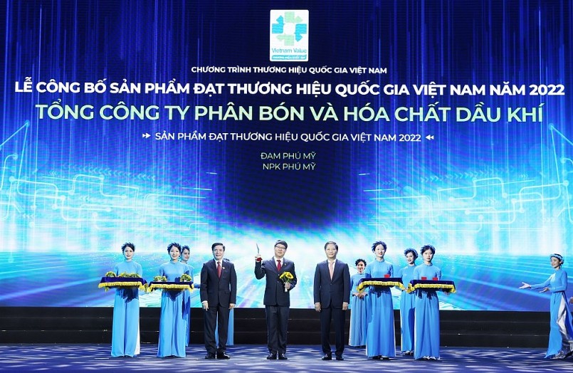 Phó Tổng giám đốc Tạ Quang Huy đại diện PVFCCo nhận biểu trưng Thương hiệu Quốc gia năm 2022