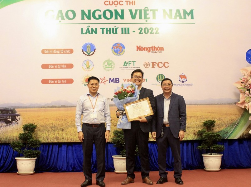 DNTN Hồ Quang Trí nhận giải Nhì cho gạo ST24 tại Gạo ngon Việt Nam lần thứ III năm 2022.