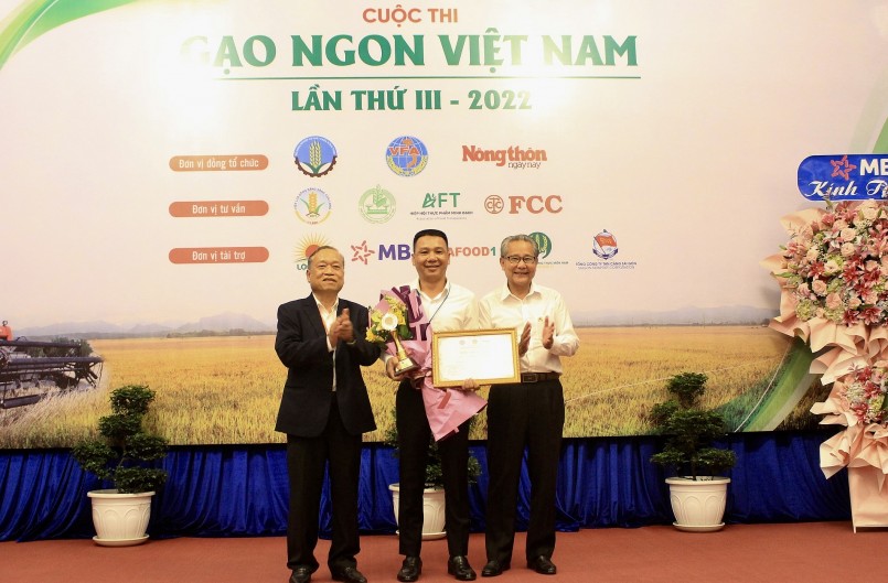 Ban Tổ chức cuộc thi trao giải Nhất thể loại gạo thơm cho gạo TBR39 của ThaiBinh Seed