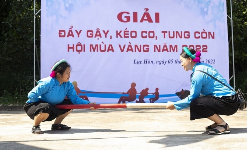 Tham gia trò chơi dân gian như đẩy gậy của đồng bào Sán Chỉ tại xã Lục Hồn, huyện Bình Liêu.