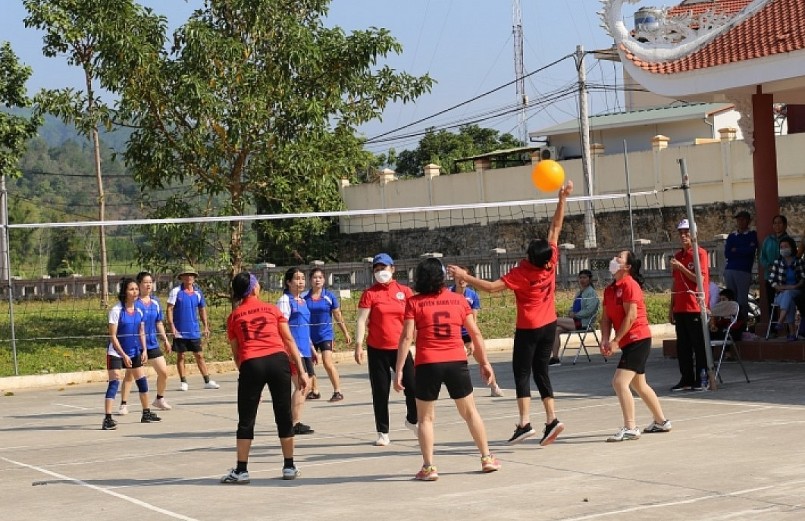 Tham gia môn thể thao ném bóng chuyền tại đình Lục Nà.