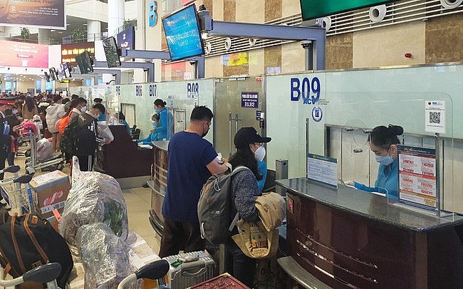 Hành khách làm thủ tục tại sân bay quốc tế Nội Bài