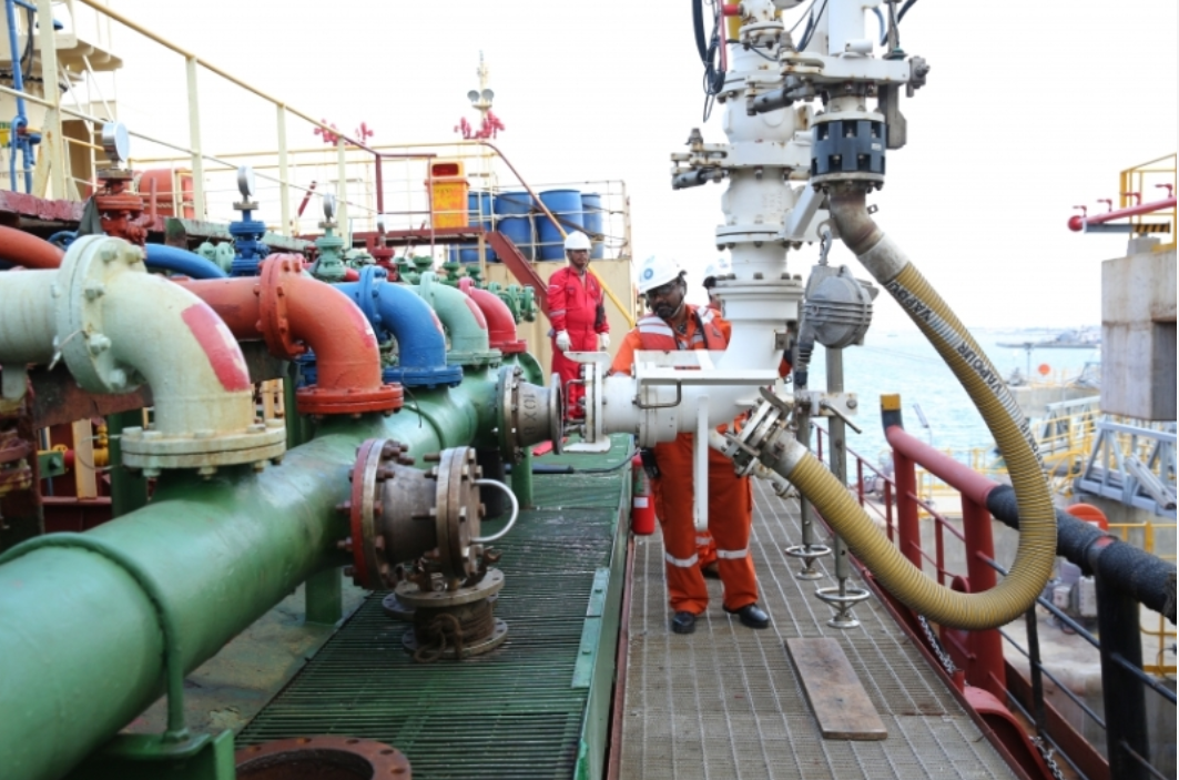 Bộ Công Thương yêu cầu Lọc hóa dầu Nghi Sơn và Bình Sơn duy trì hoạt động sản xuất ổn định của nhà máy lọc dầu, tăng công suất ở mức tối đa có thể để cung ứng xăng dầu cho thị trường trong nước.