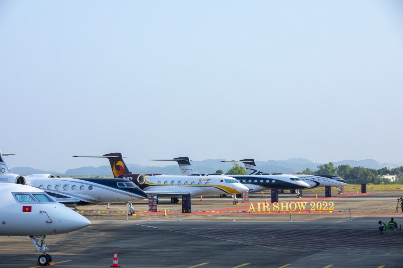 Toàn cảnh triển lãm các máy bay tại triển lãm hàng không đầu tiên tại Việt Nam 2 (7)