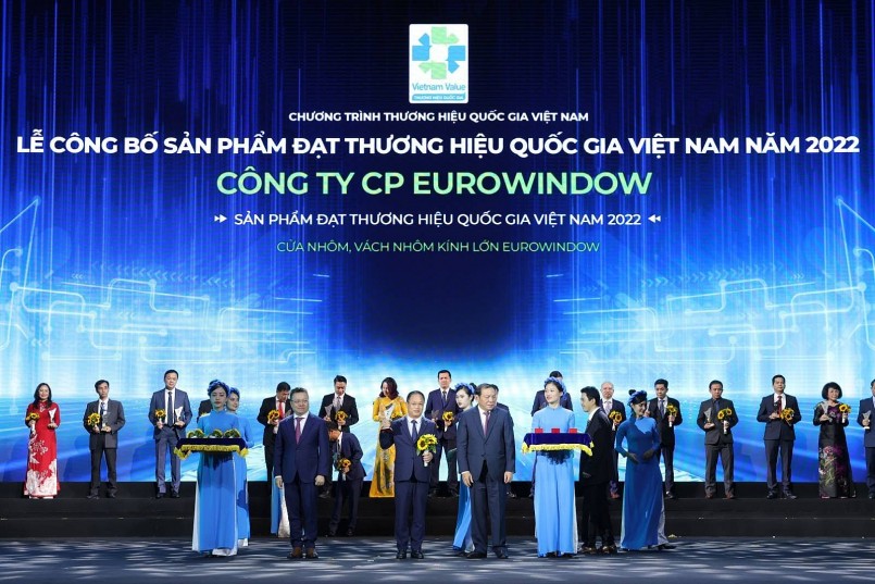  Ông Nguyễn Cảnh Hồng – Tổng giám đốc Công ty CP Eurowindow đón nhận biểu trưng Thương hiệu quốc gia năm 2022.