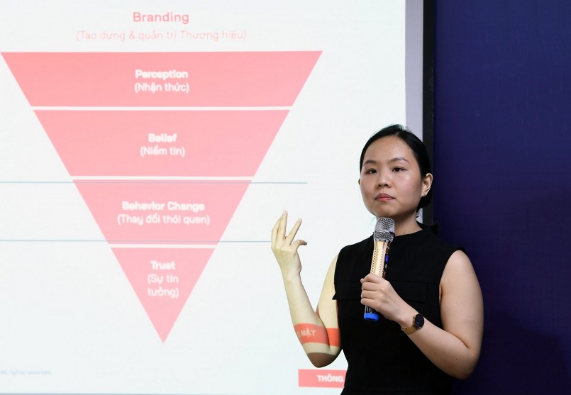 Bà Nguyễn Tú Quỳnh - Trưởng ban Hoạch định Chiến lược của Narrativ.Design™  chia sẻ tại sự kiện