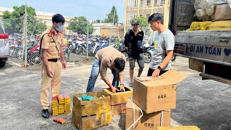 An Giang: Phát hiện lượng lớn mỹ phẩm không rõ nguồn gốc đang trên đường đi tiêu thụ