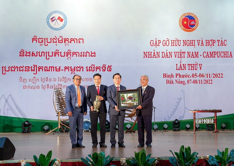 Lãnh đạo tỉnh Đắk Nông tặng quà lưu niệm cho đoàn công tác.