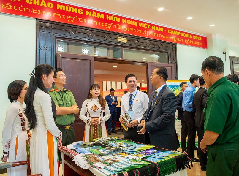 Gặp gỡ hữu nghị và hợp tác Nhân dân Việt Nam - Campuchia