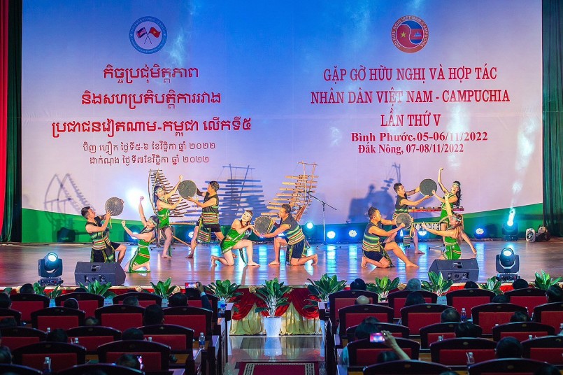Chương trình biểu diễn nghệ thuật tại chương trình gặp gỡ Hội Hữu nghị Campuachia - Việt Nam tại Đắk Nông.