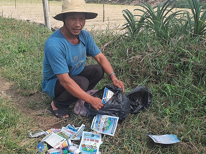 Ông Nguyễn Văn Năm ở thôn Vĩnh Lợi 1, xã Mỹ Thành (huyện Phù Mỹ) với những loại thuốc BVTV mua từ đại lý Quách Thành Đồng nghi ngờ đã khiến diện tích hành của mình bị chết