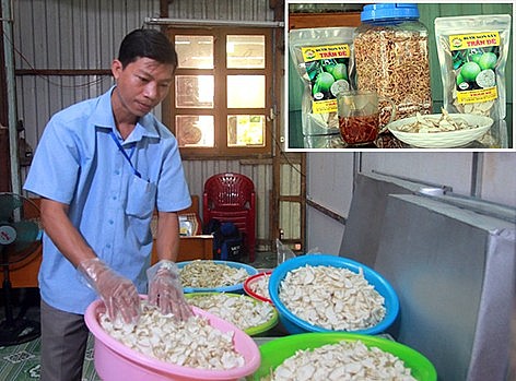 Anh Trần Văn Đệ, chủ cơ sở sản xuất bưởi non sấy khô bên sản phẩm đang trong giai đoạn sơ chế