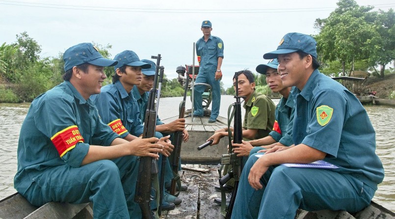 Chiến sĩ dân quân Nguyễn Văn Thuận (bên trái) tham gia tuần tra bảo vệ an toàn địa bàn