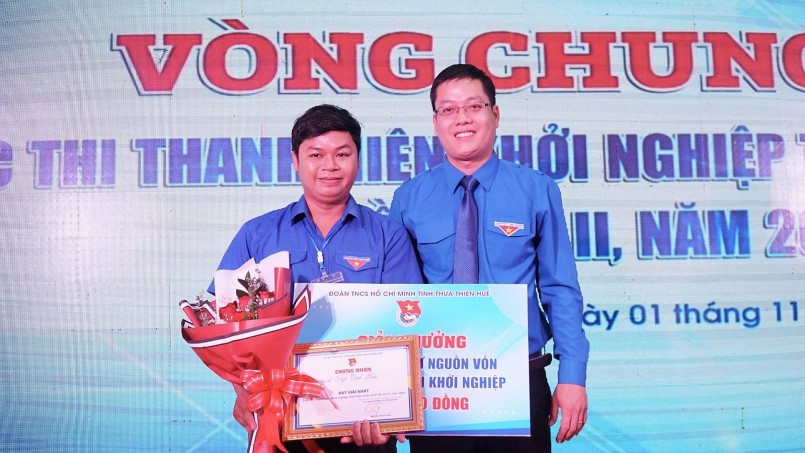 Bí thư Tỉnh đoàn Nguyễn Thanh Hoài trao giải Nhất cuộc thi cho thí sinh Ngô Minh Hiếu