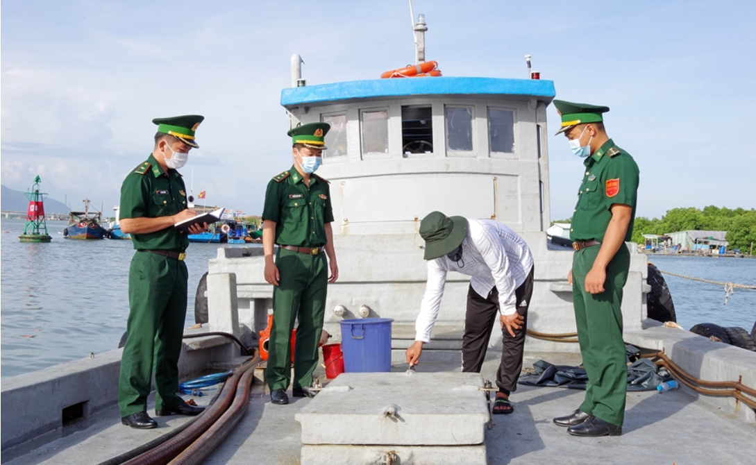 Tổ công tác kiểm tra tàu chở dầu vi phạm 