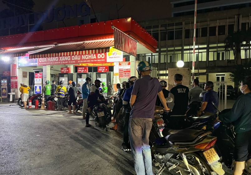 0h đêm, nhiều người dân Hà Nội vẫn chưa mua được xăng