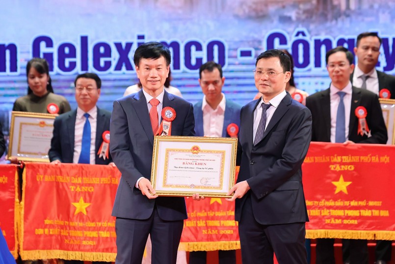 Đại diện Tập đoàn Geleximco nhận bằng khen tại Lễ tôn vinh doanh nhân, doanh nghiệp Thăng Long năm 2022.