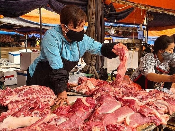 Thịt heo tại các chợ bán chậm