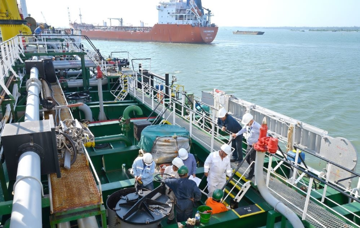 Bộ Tài chính đề nghị Bộ Công Thương, các thương nhân đầu mối báo cáo chi phí đưa xăng dầu về Việt Nam