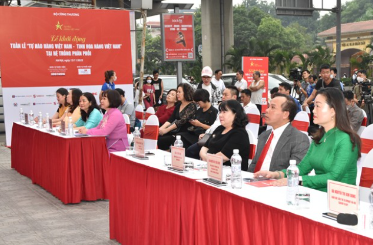 Các đại biểu tại lễ khởi động tuận lễ Tự hào hàng Việt - Tinh hoa hàng Việt tại hệ thống phân phối