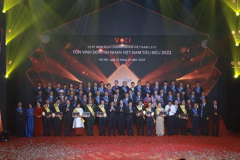 Bà Đỗ Nguyệt Ánh - Chủ tịch Hội đồng thành viên EVNNPC vinh dự được vinh danh Doanh nhân tiêu biểu Việt Nam 2022