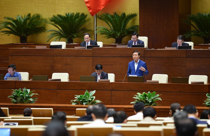 Bộ trưởng Bộ Tài nguyên và Môi trường Trần Hồng Hà báo cáo giải trình, làm rõ một số vấn đề đại biểu Quốc hội quan tâm