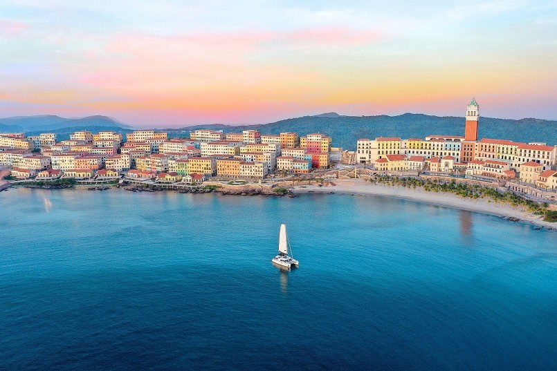 Thị trấn Hoàn hôn với phong cách Địa Trung Hải đẹp ngoạn mục bên bờ biển Nam đảo Ngọc