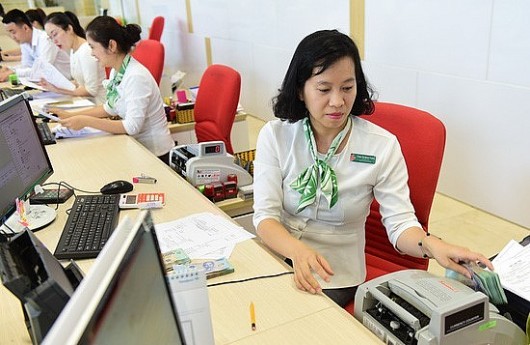 Sau nới room tín dụng, ngân hàng chịu áp lực kép, bước vào cuộc ‘chạy đua’ giữ vốn