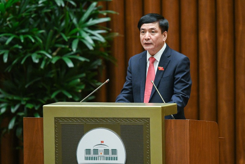 Tổng Thư ký Quốc hội Bùi Văn Cường trình bày dự thảo Nghị quyết Kỳ họp thứ 4, Quốc hội khóa XV.