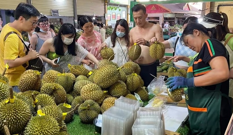 Một quầy bán sầu riêng ở chợ đầu mối trái cây tại Tây Song Bản Nạp, Vân Nam, Trung Quốc.