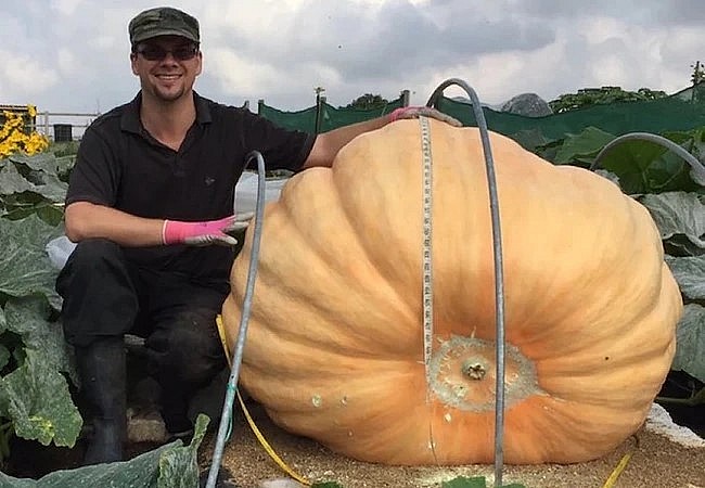 Douglas Smith với quả bí ngô nặng 283kg mà anh trồng vào năm 2014.