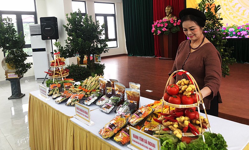 Các sản phẩm tham dự đánh giá, phân hạng OCOP của chủ thể Nguyễn Thị Hiền - hộ kinh doanh ẩm thực Bún ốc Bà Ngoại, phường Quảng An. (Ảnh: HNM)