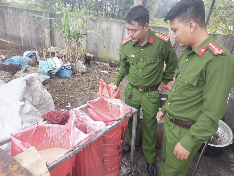 Hà Tĩnh: Phát hiện 29 bao tải đựng mỡ động vật đã được sơ chế