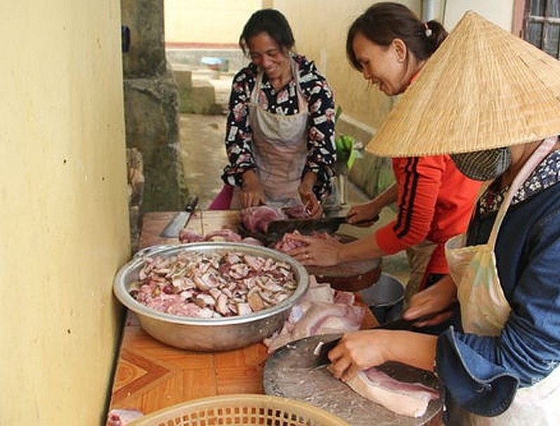 Các giáo viên Trường THCS dân tộc bán trú Tri Lễ đang chế biến thịt lợn tự nuôi để bổ sung dinh dưỡng cho bữa ăn của học sinh nội trú. Ảnh: Xuân Hòa
