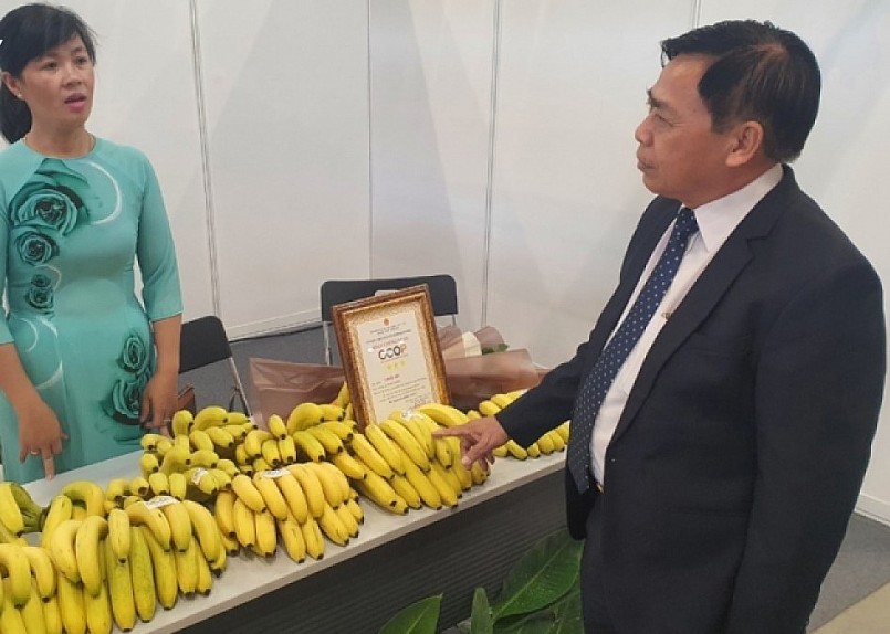 Ông Phạm Văn Bông, Giám đốc Sở Nông nghiệp và Phát triển nông thôn tỉnh Bình Dương tham gia gian hàng trưng bày sản phẩm chuối đạt OCOP 3 sao năm 2022.