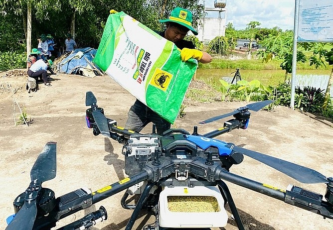 Nông dân HTX Dịch vụ nông nghiệp Mỹ Đông sử dụng Drone gieo giống. Ảnh: Lê Hoàng Vũ.
