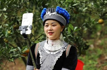 Cô gái người Mông bán nông sản online, livestream là hút vạn người mua