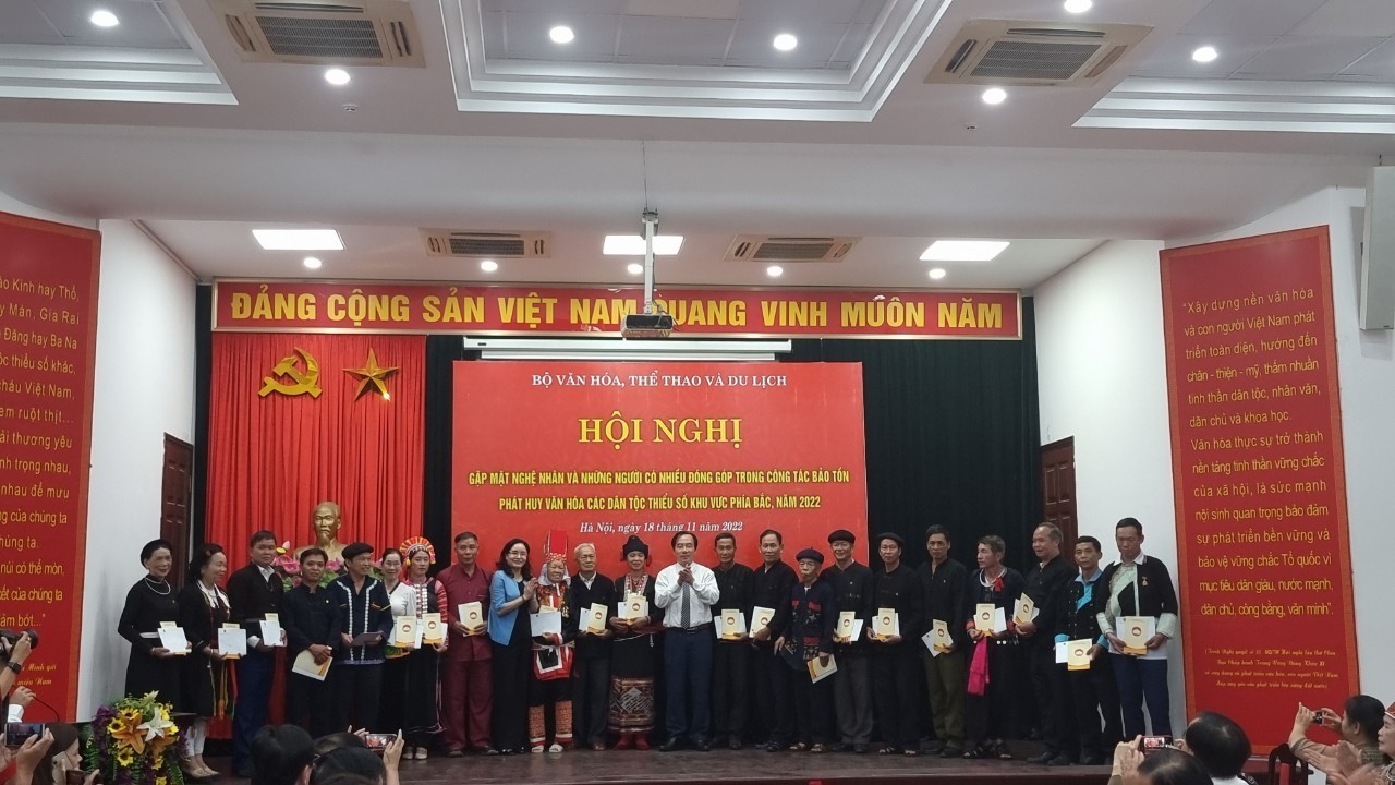 Bà Trịnh Thị Thủy, Thứ trưởng Bộ VHTT&DL và ông Ngô Sách Thực, Phó Chủ tịch Ủy ban Trung ương MTTQ Việt Nam trao quà cho các nghệ nhân tiêu biểu