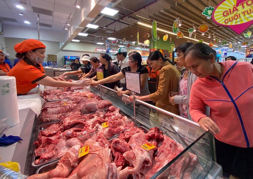 Thị trường thịt heo trong nước tiêu thụ chậm.
