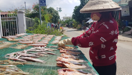Chị Nguyễn Thị Út, xã Nhơn Hội, huyện An Phú, An Giang, phơi cá lăng vừa được ướp gia vị