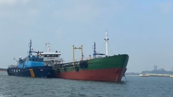 Tạm giữ tàu chở khoảng 180 tấn dầu FO không rõ nguồn gốc