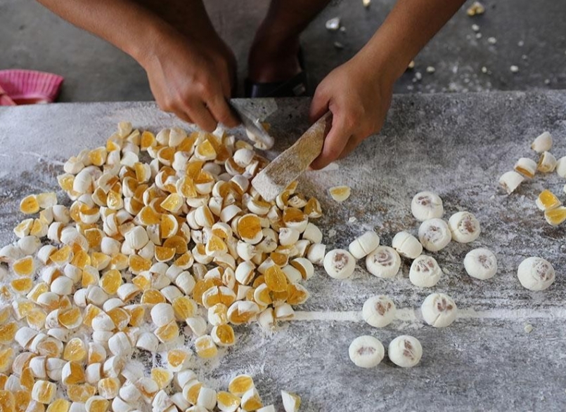 kẹo cau, một món ăn dân dã lâu đời ở Huế