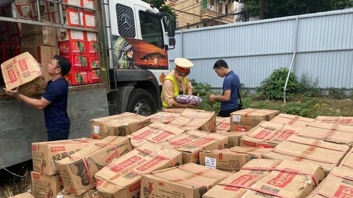 Hà Nội: Phát hiện 36.000 gói xúc xích và nhiều thùng bánh kẹo nhập lậu