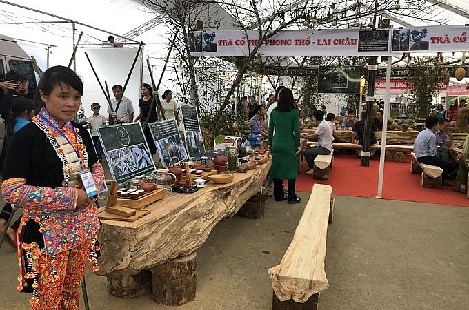 Các sản phẩm chè của Hợp tác xã Biên Cương được giới thiệu tại hội chợ.