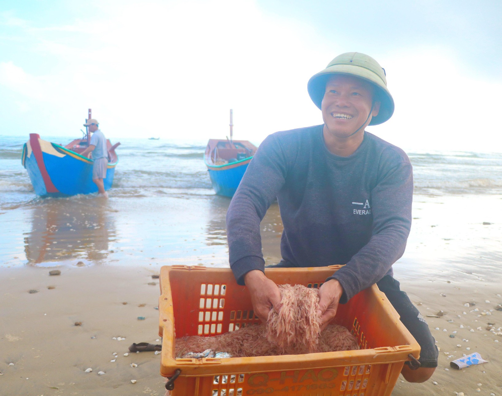 Ngư dân Hà Tĩnh trúng đậm “lộc” biển, thu bạc triệu mỗi đêm